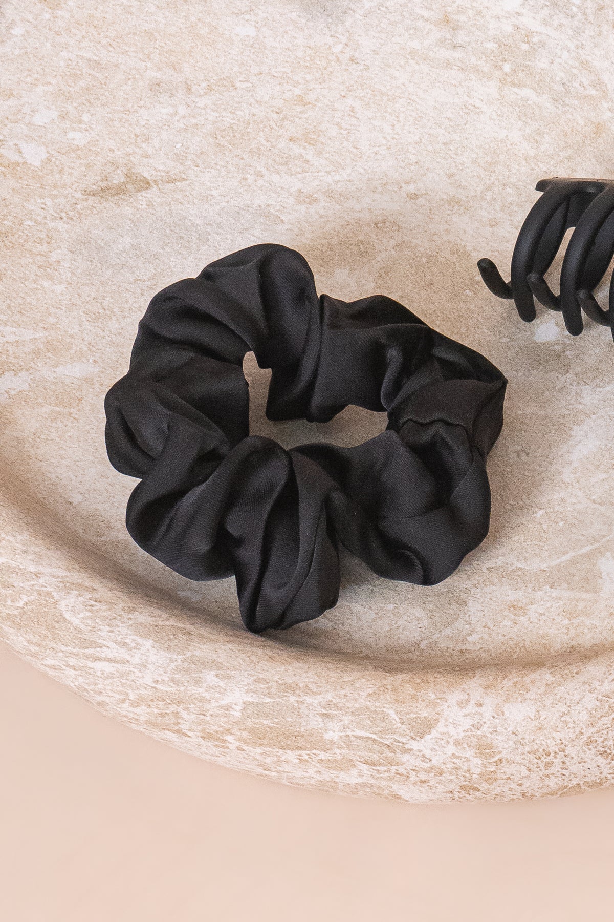 Elsa Scrunchie in Black