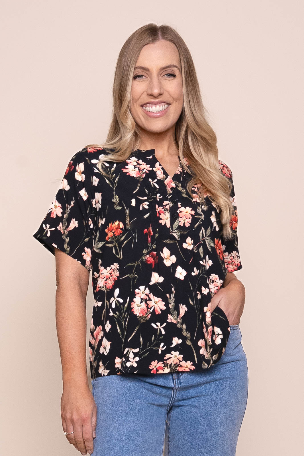 Lyla S/S Floral Top in Black