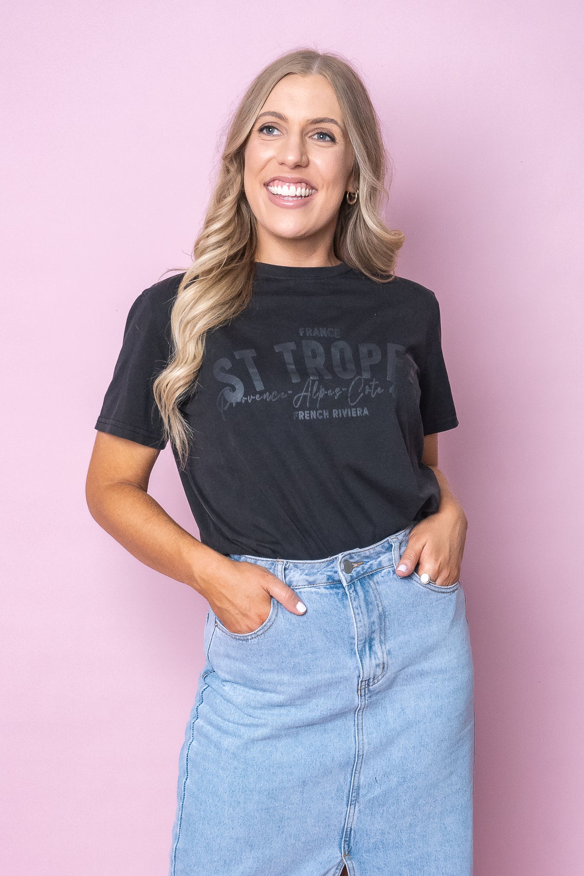 Halle Tee in Washed Black
