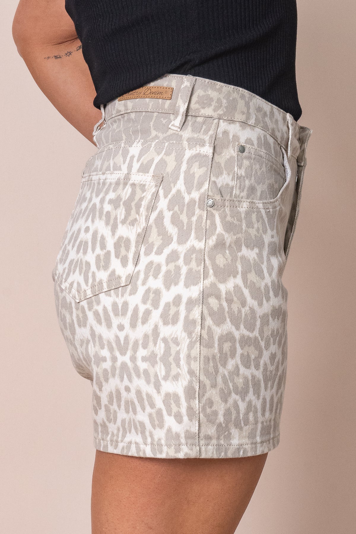 Imogen Shorts in Leopard