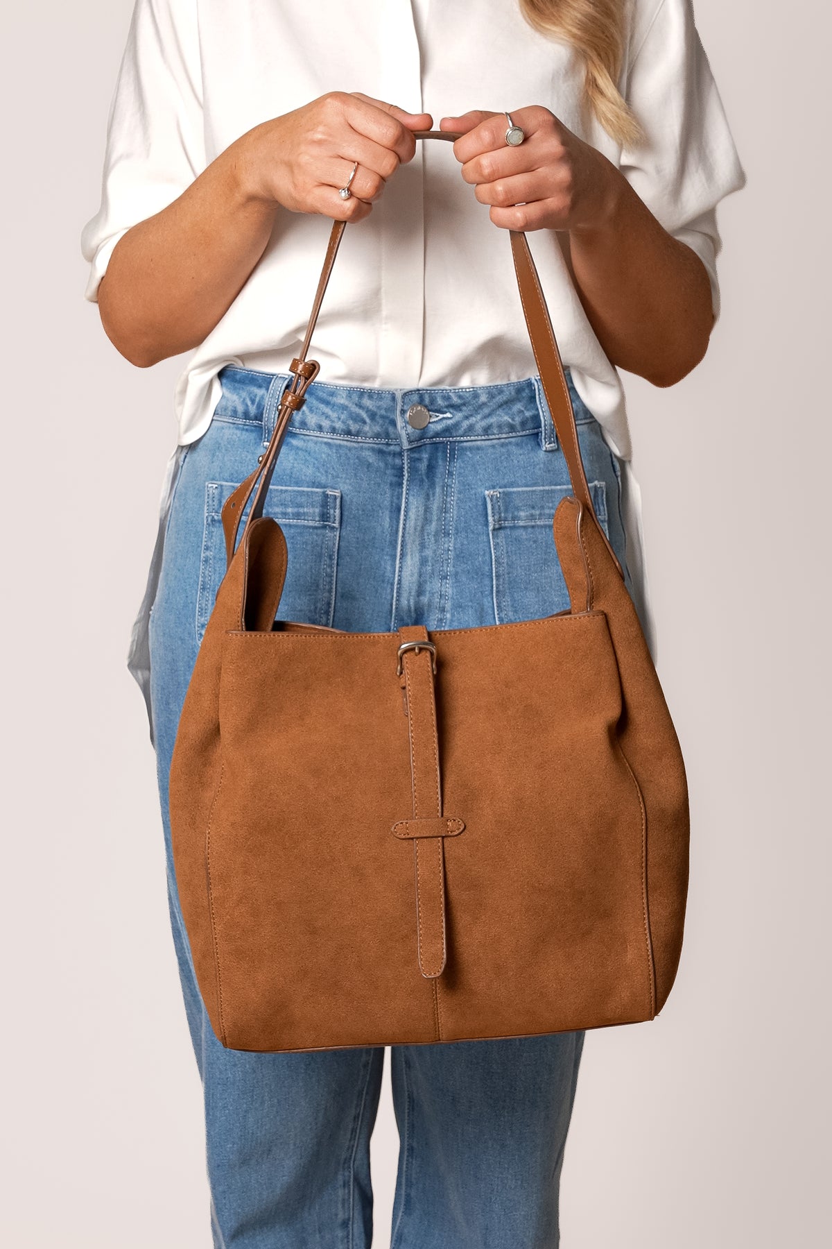 Elin Hobo Bag in Tan - Milla Hart
